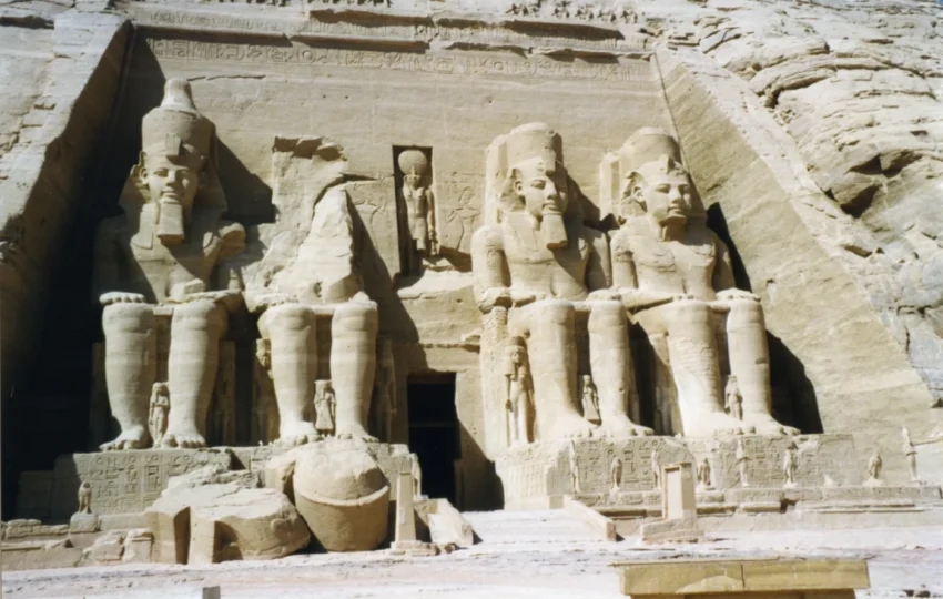 The facade of the Great Temple of Ramses II on the Abu Simbel tour