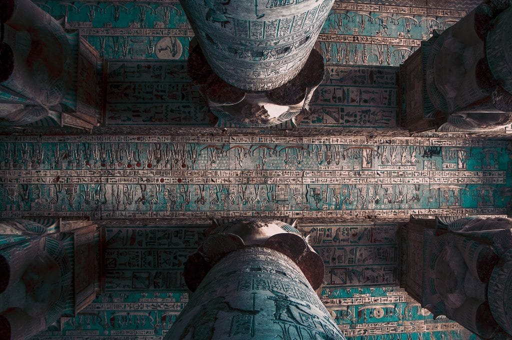 Zodiak von Dendera im Kontext: restaurierte bemalte Decken im Hathor-Tempel von Dendera