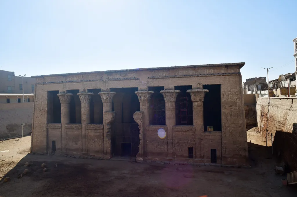 Temple of Khnum at Esna, a calm stop between Christmas and New Year