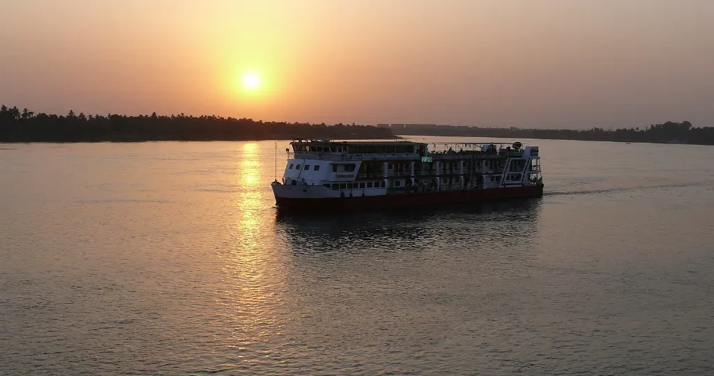 Nilkreuzfahrtschiff im goldenen Sonnenuntergang, eine der besten Nilkreuzfahrten an Weihnachten zwischen Luxor und Assuan