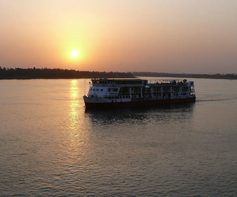 Nilkreuzfahrtschiff im goldenen Sonnenuntergang, eine der besten Nilkreuzfahrten an Weihnachten zwischen Luxor und Assuan