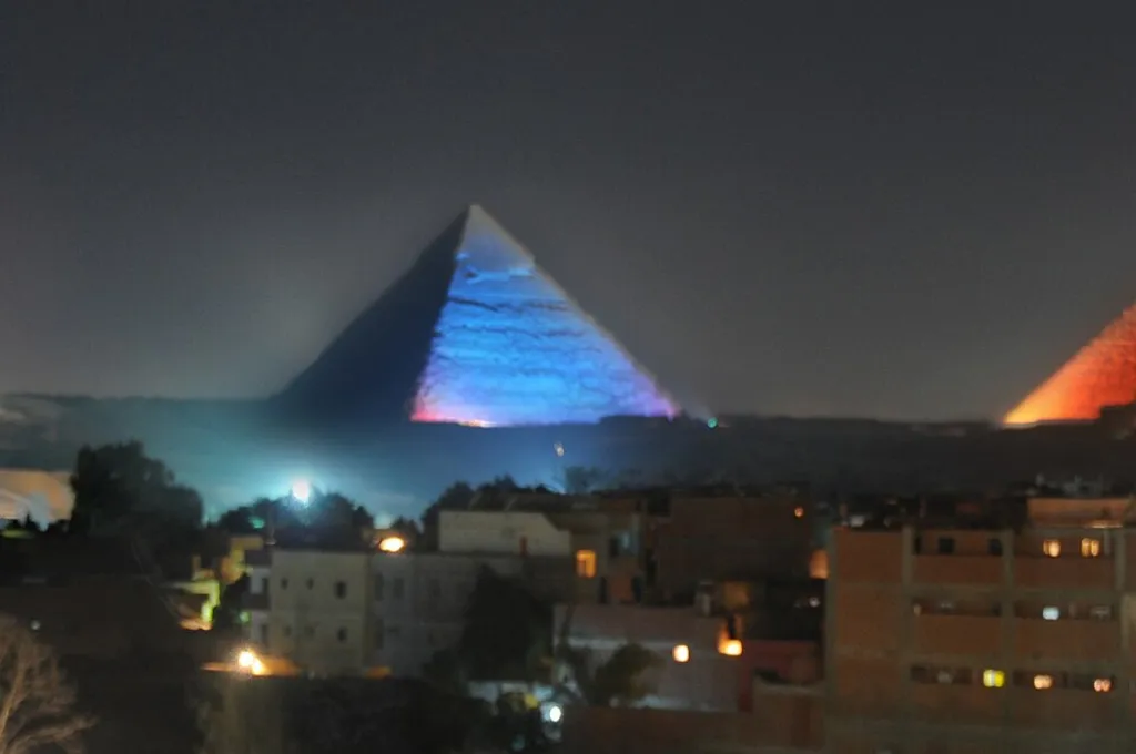 Les pyramides de Gizeh éclairées en couleurs la nuit