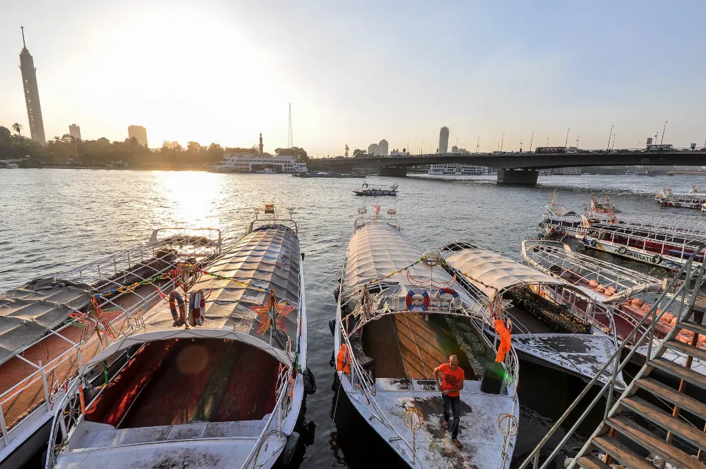 Bateaux-restaurants du Nil amarrés sur le fleuve à Zamalek