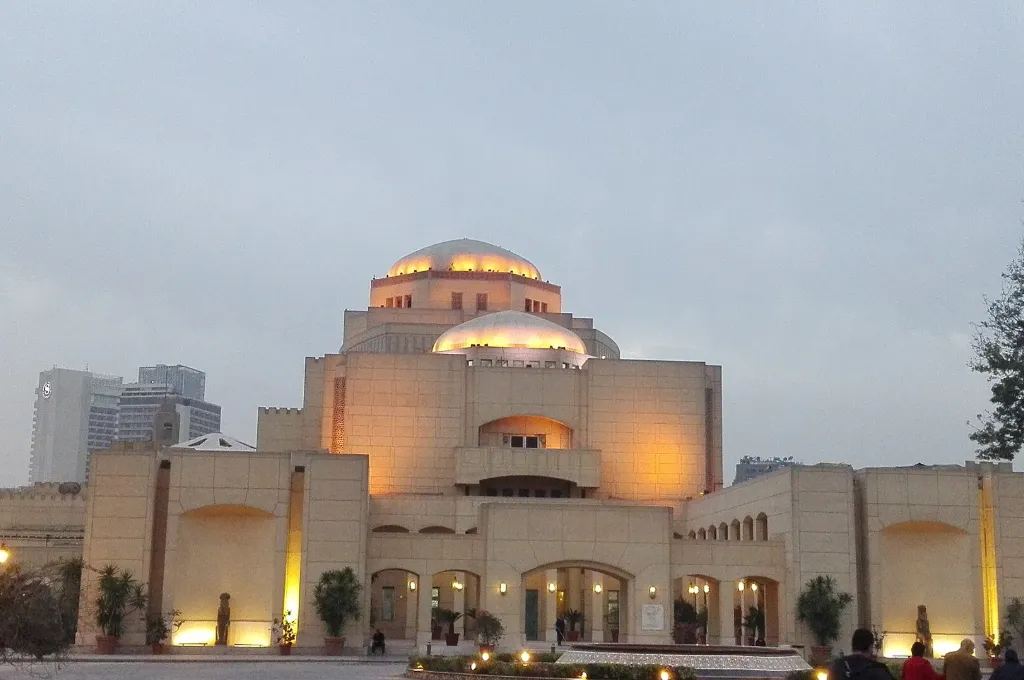 L'Opéra du Caire illuminé en soirée