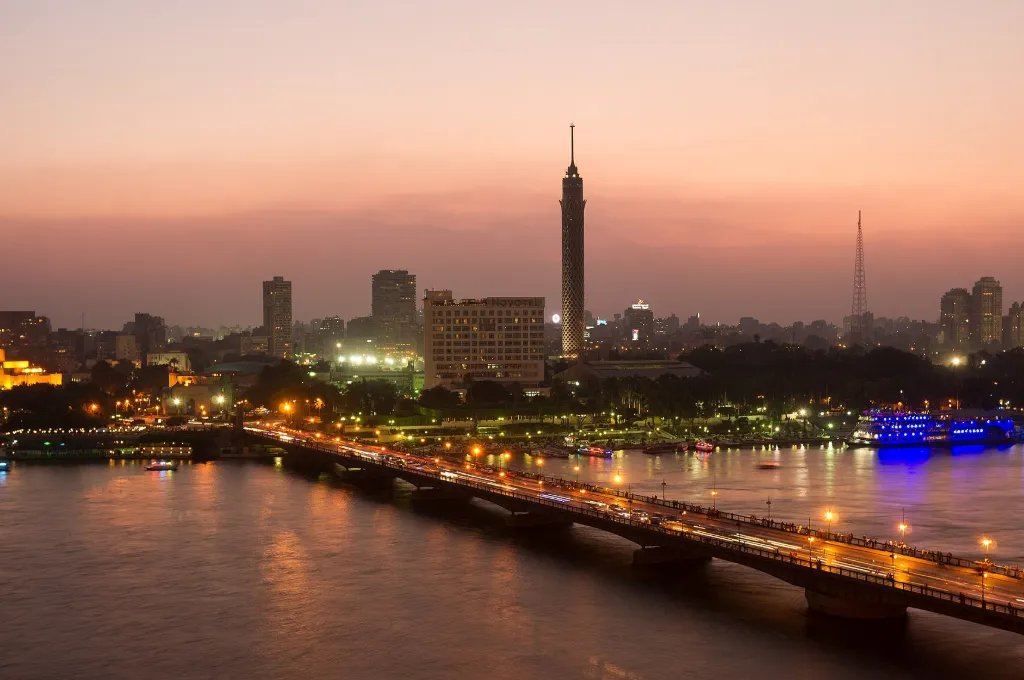 Réveillon au Caire : la tour du Caire et le pont Qasr El Nil au crépuscule sur le Nil