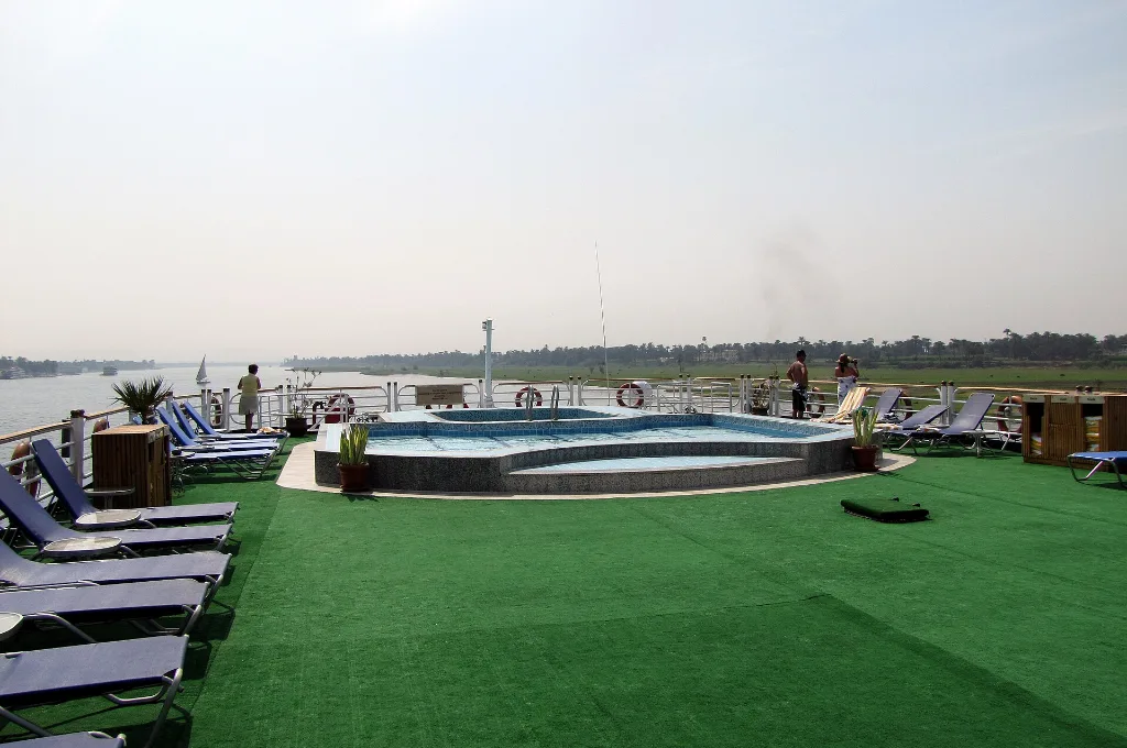 Vacances de Noël tout compris : pont soleil et piscine sur un bateau de croisière sur le Nil
