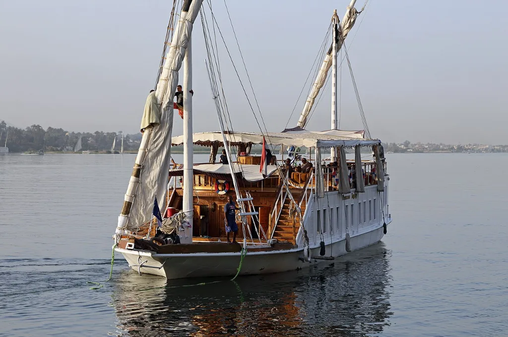 Voyage la veille de Noël : un bateau à voile traditionnel dahabiya sur le Nil en Égypte