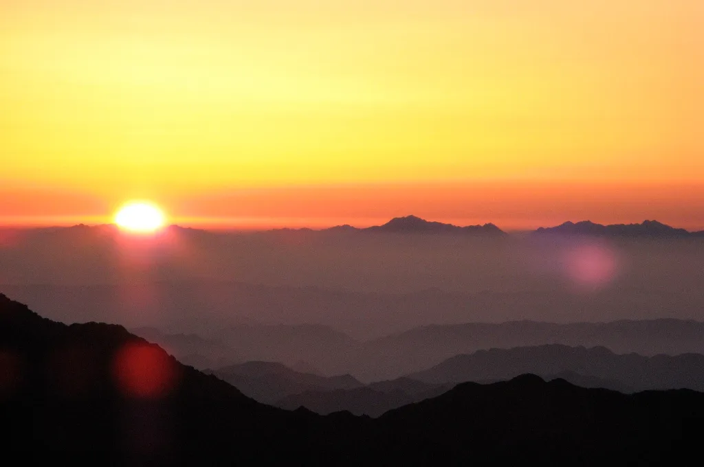 Weihnachtsurlaub-Ideen: Sonnenaufgang über dem Sinai-Gebirge