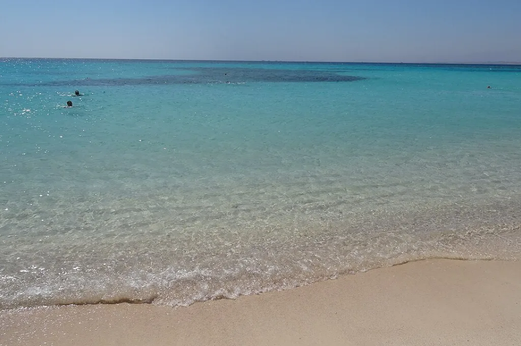 Vacances de Noël pour célibataires : une plage de l'île de Giftun près de Hurghada sur la mer Rouge