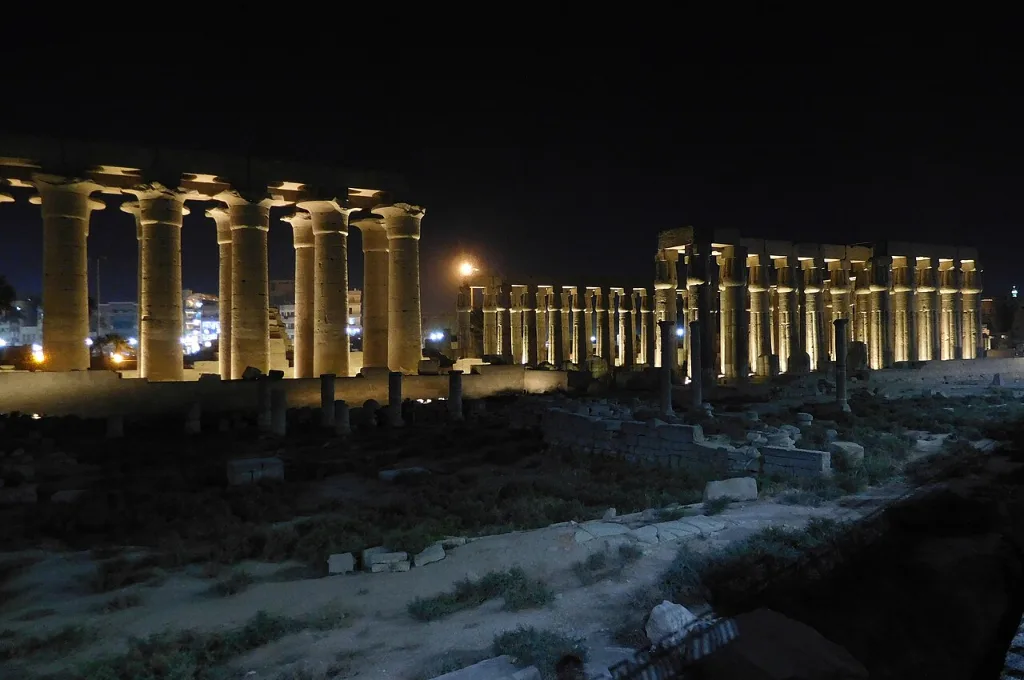 Weihnachten last minute in Ägypten: der Luxor-Tempel im Dezember nachts beleuchtet