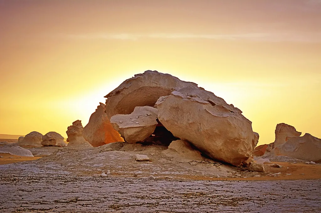 Weihnachtsreise-Ideen: weiße Kreidefelsen in Ägyptens Weißer Wüste bei Sonnenuntergang