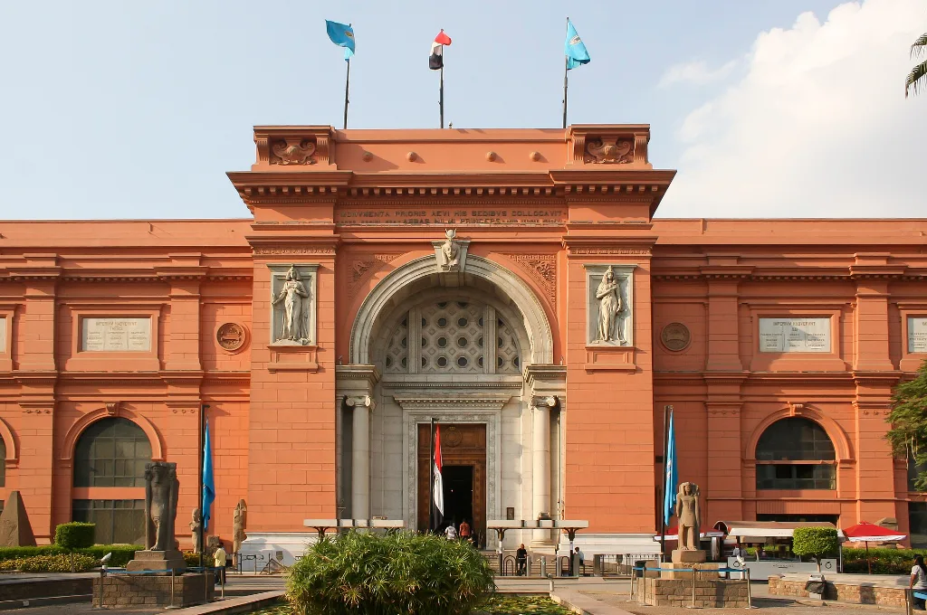 Voyage de Noël en famille : la façade du Musée égyptien au Caire
