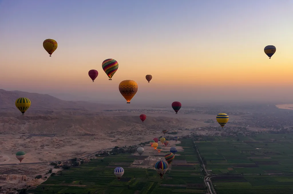 Weihnachtsurlaub-Ideen: Heißluftballons steigen bei Sonnenaufgang über Luxor auf