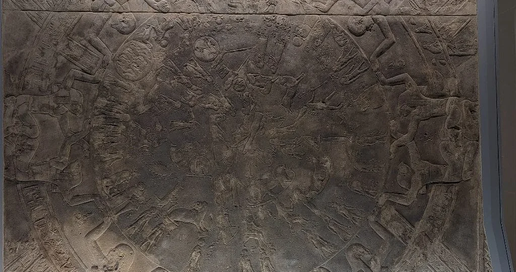 Zodiak von Dendera: die originale kreisförmige Himmelskarte an der Decke im Louvre in Paris