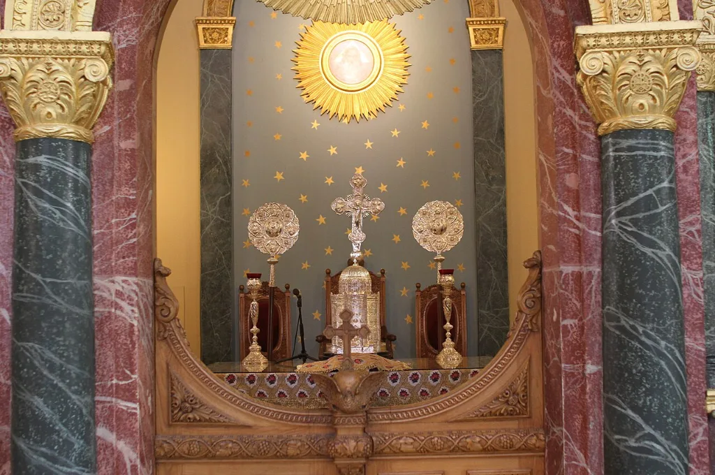 L'Égypte fête Noël : l'iconostase dorée à l'intérieur de l'église Saint-Georges du Caire copte