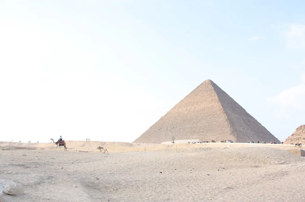 Die Cheops-Pyramide von Gizeh unter klarem Winterhimmel