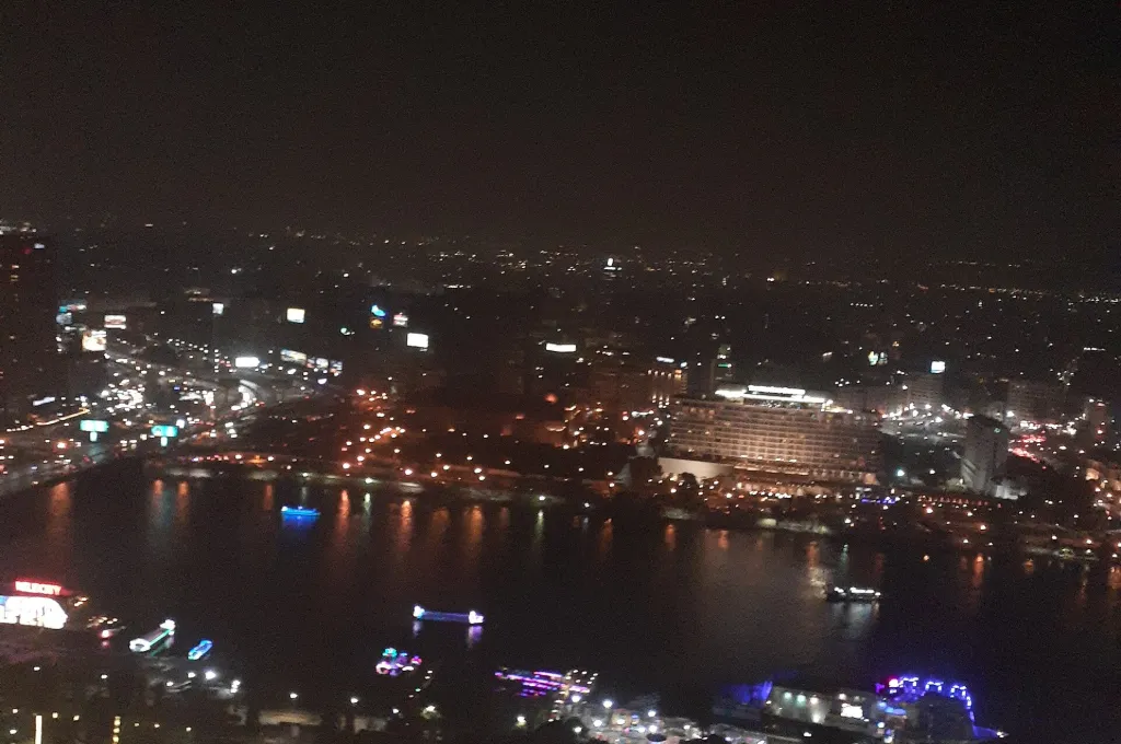 Der beleuchtete Kairoer Turm am Nil bei Nacht