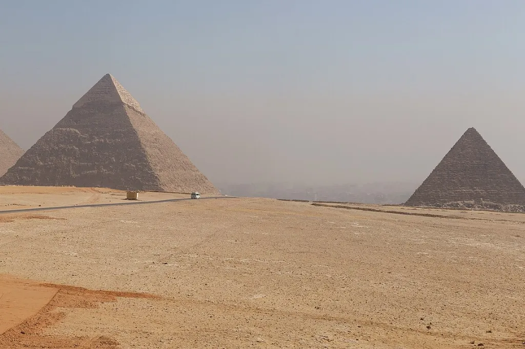 Die Pyramiden von Gizeh über der Wüste im Winterlicht - Silvester in Ägypten