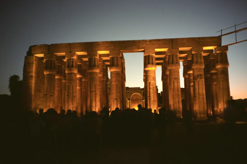 Beleuchtete Säulen des Luxor-Tempels nach Einbruch der Dunkelheit - Silvester in Ägypten