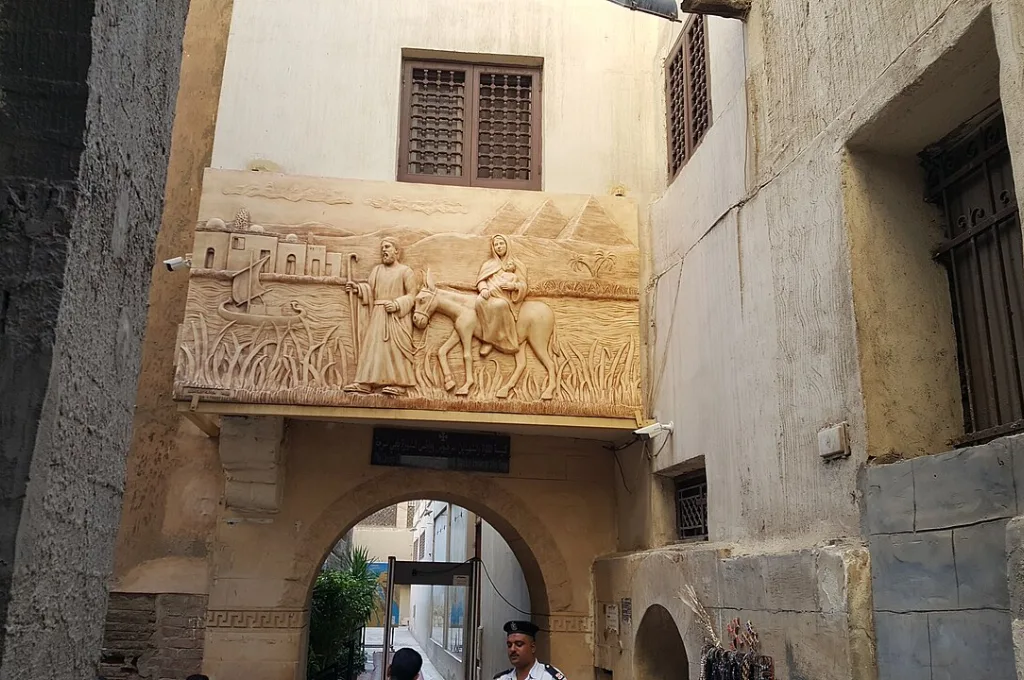 Nativité égyptienne : la ruelle menant à l'église des Saints-Serge-et-Bacchus dans le Caire copte