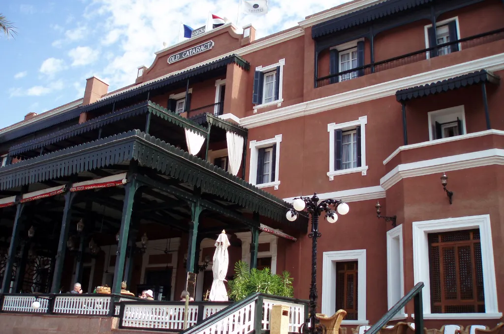 Terrasse de l'hôtel Old Cataract à Assouan, un cadre historique pour une escapade romantique à Noël sur le Nil