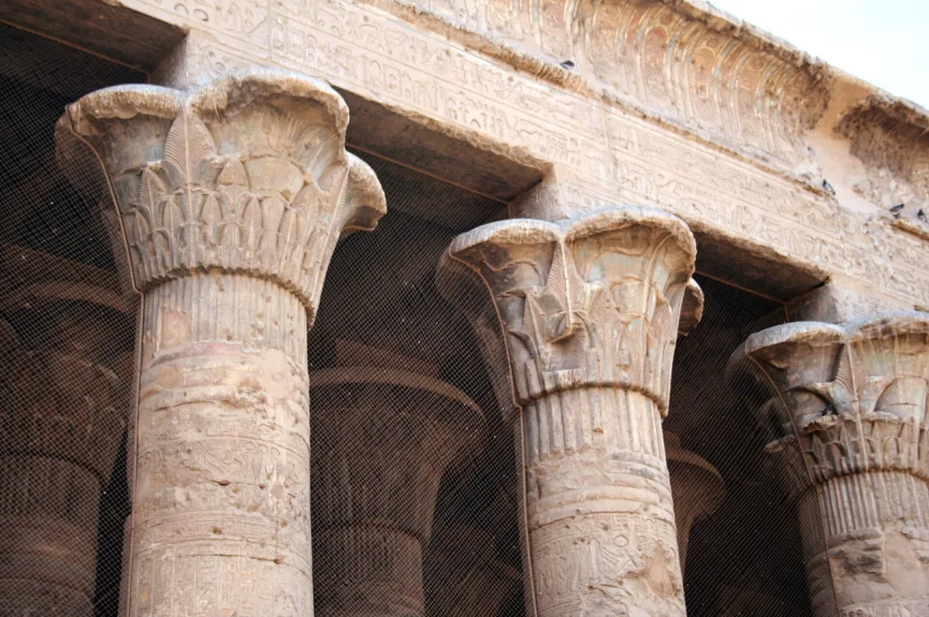 Esna Tempel Ägypten: gemeißelte Blütenkapitelle an der Front des Chnum-Tempels