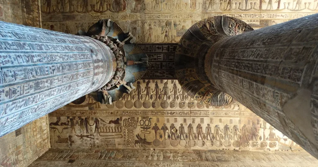 Esna Tempel Ägypten: Blick nach oben auf bemalte Säulen und die gemeißelte Decke der Chnum-Halle