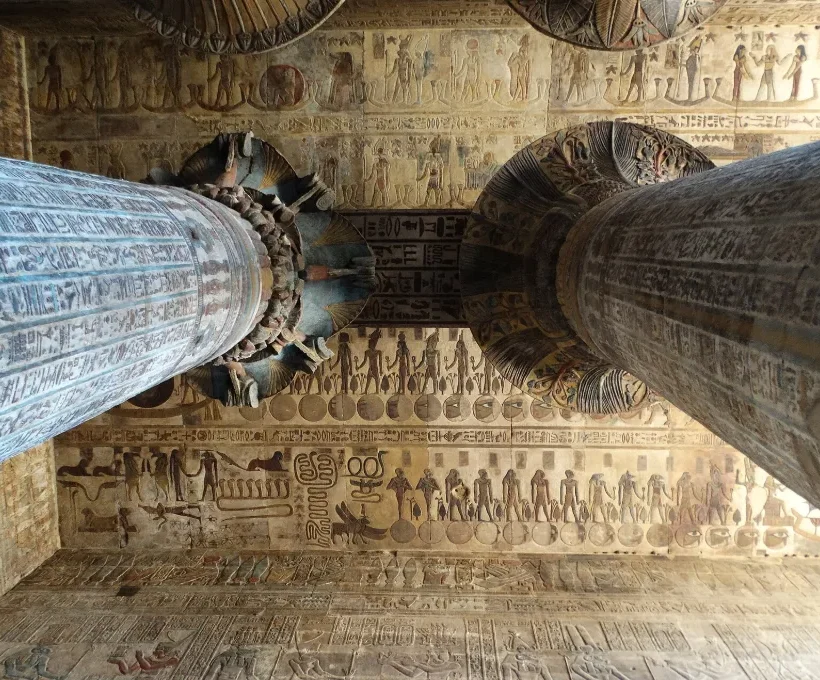 Esna Tempel Ägypten: Blick nach oben auf bemalte Säulen und die gemeißelte Decke der Chnum-Halle