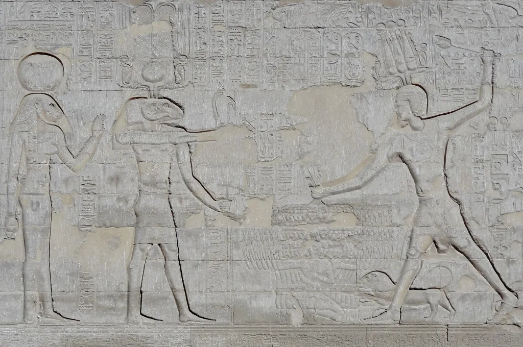 Esna Tempel Ägypten: Relief eines Herrschers, der im Chnum-Tempel einem Gott ein Opfer darbringt