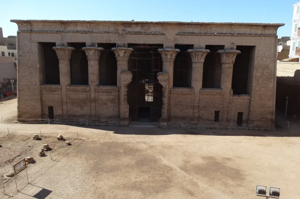 Esna Tempel Ägypten: die Sandsteinfassade der Chnum-Tempelhalle in einer Grube unter dem Straßenniveau