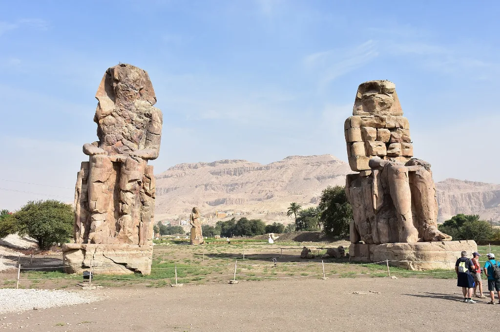Escapades de Noël en famille : les colosses de Memnon sur la rive ouest de Louxor