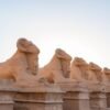 Widderköpfige Sphinx-Allee in Karnak, Hauptstadt des alten Ägypten bei Sonnenuntergang