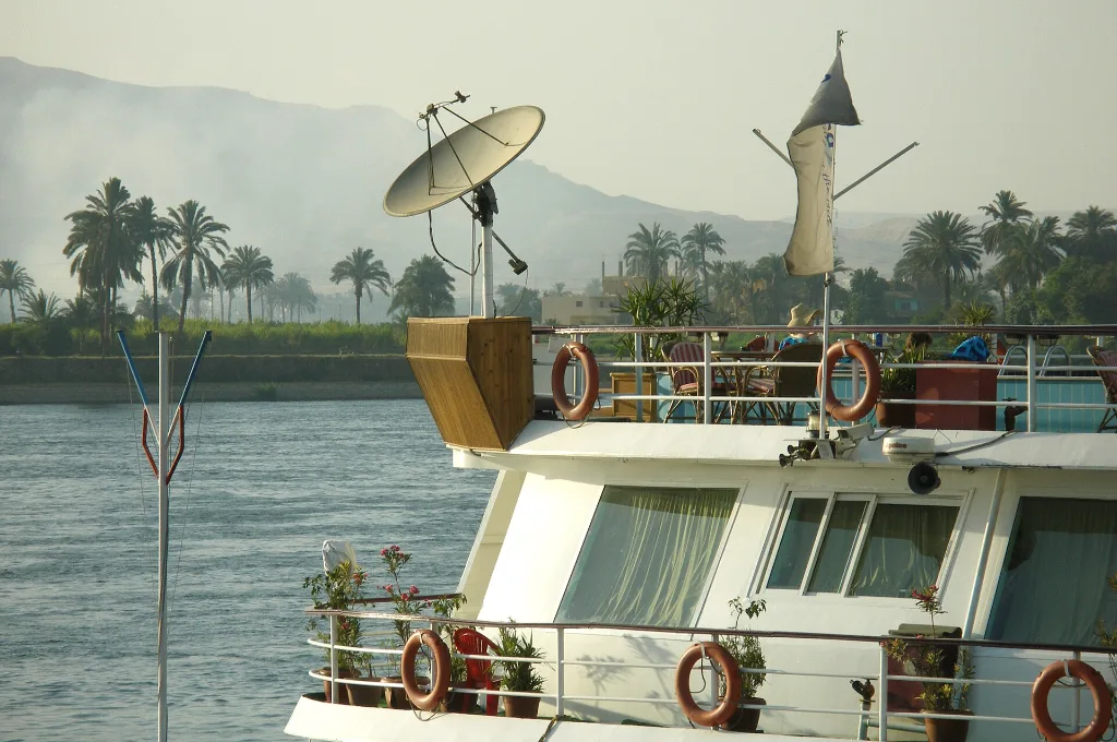 Heiligabend auf einer Nilkreuzfahrt: Oberdeck eines Kreuzfahrtschiffs am Anleger in Luxor