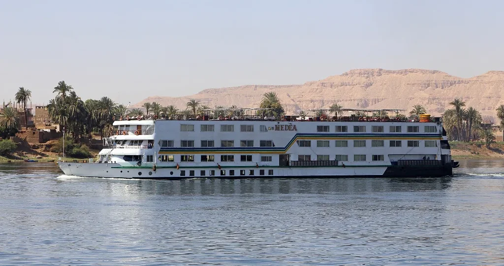 Heiligabend auf einer Nilkreuzfahrt: ein weißes Kreuzfahrtschiff fährt bei Luxor auf dem Nil