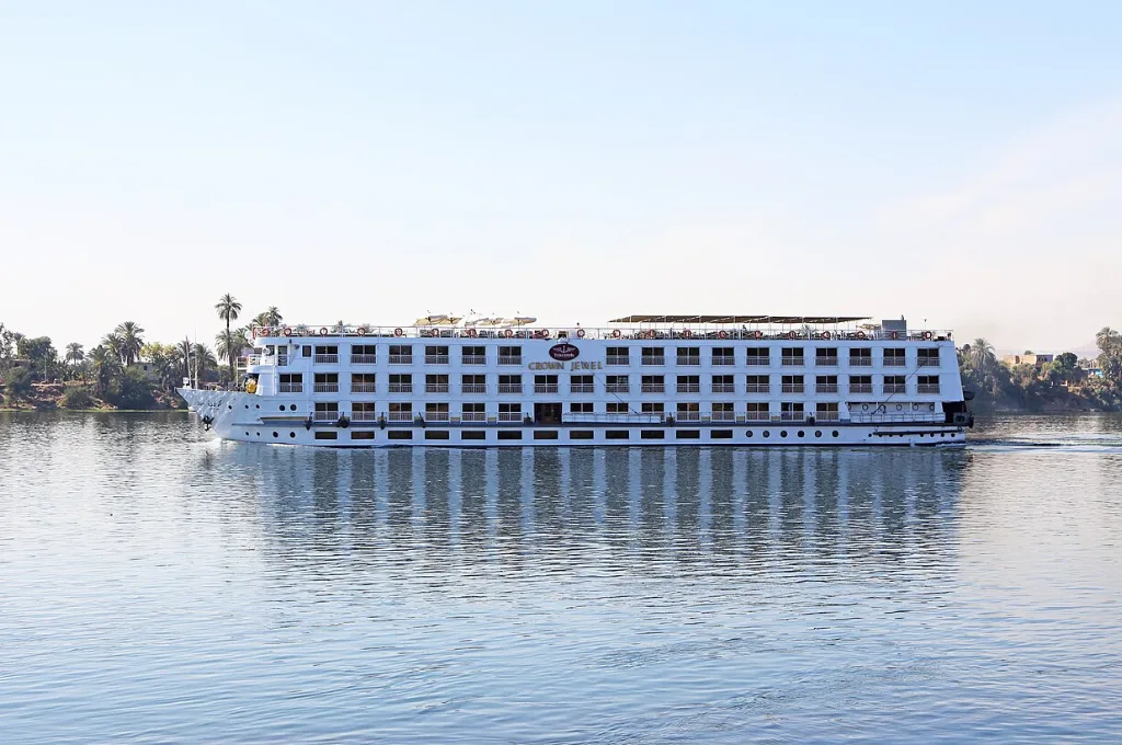 Last-Minute-Reiseidee zu Weihnachten: ein Nilkreuzfahrtschiff auf dem Fluss zwischen Luxor und Assuan