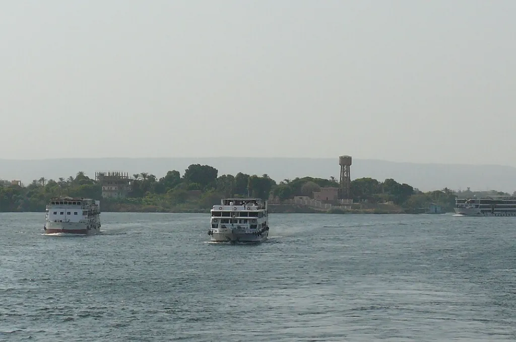 Bateaux de croisière sur le Nil près d'Esna, une scène typique des meilleures croisières de Noël sur le Nil