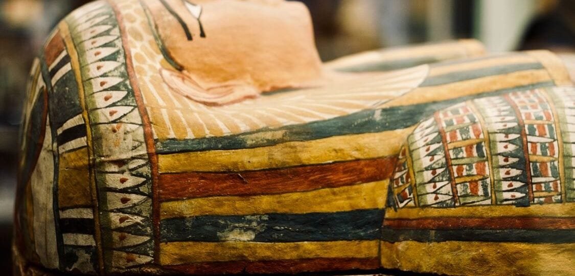 Mumifizierung im alten Ägypten: bemalter Mumiensarg mit Mumie