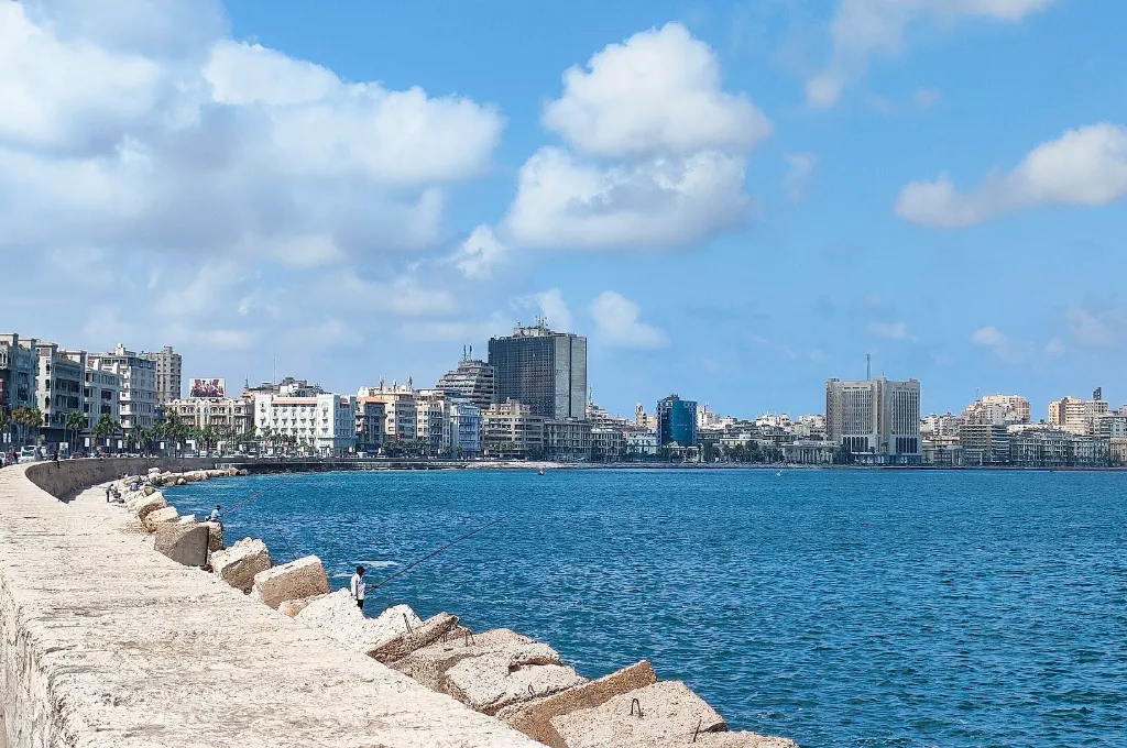 Die Corniche von Alexandria und das Mittelmeer im klaren Winterlicht