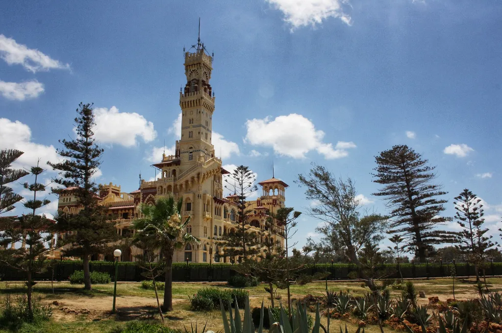 Turm des Montaza-Palastes zwischen Pinien und Palmen in Alexandria