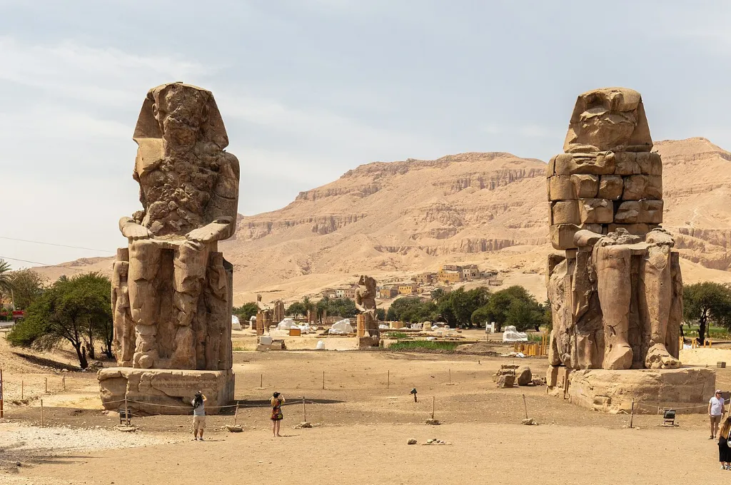 Die Memnonkolosse erheben sich aus der Ebene am Westufer von Luxor