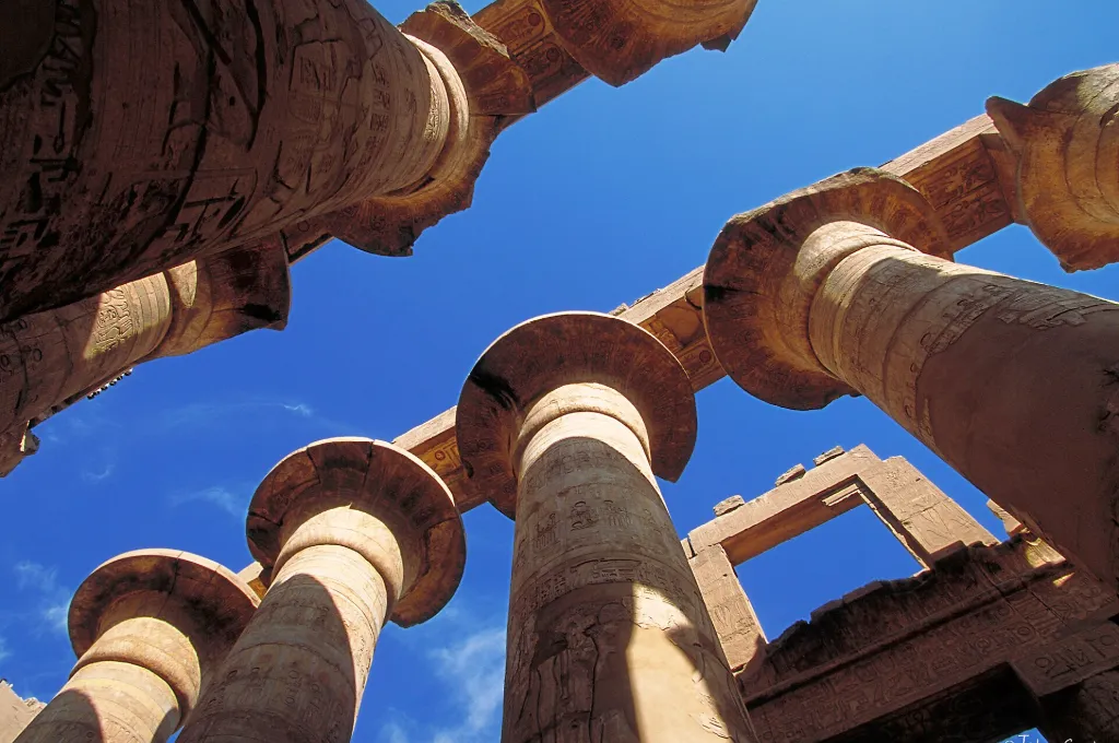 Papyrussäulen der Hypostylhalle von Karnak unter blauem Himmel - Neujahr in Luxor