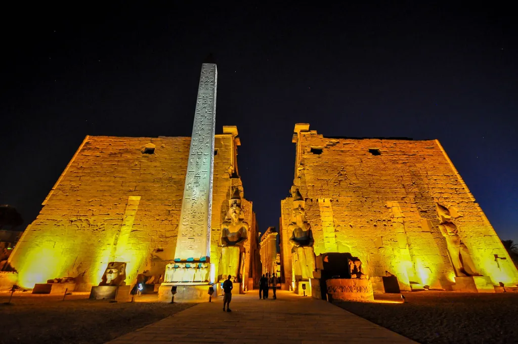 Pylon und Obelisk des Luxor-Tempels bei Nacht beleuchtet - Neujahr in Luxor