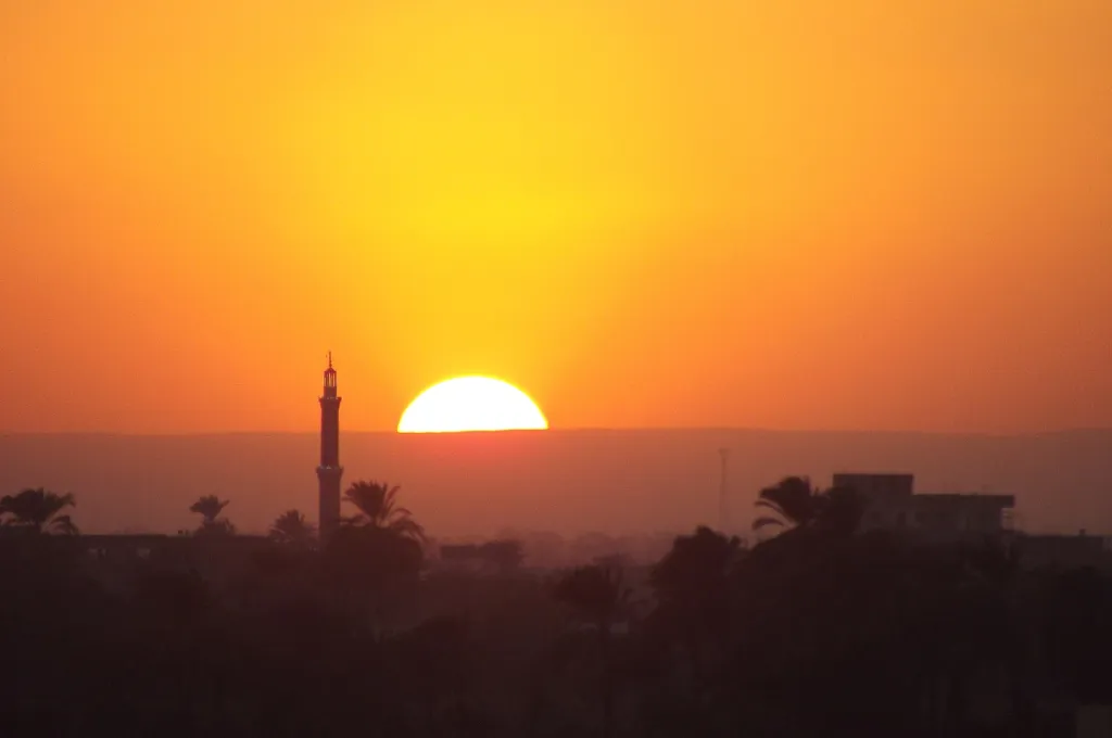 Sonnenuntergang über dem Westufer von Luxor und dem Nil im Winter