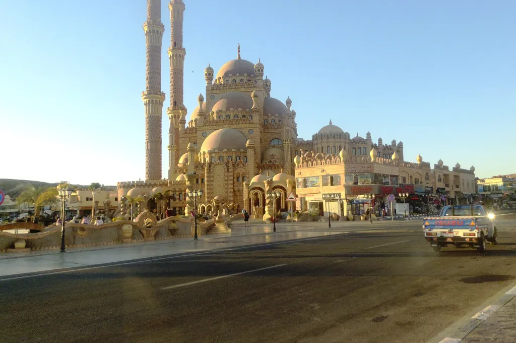 Die Al-Sahaba-Moschee und die Bucht in Scharm el-Scheich