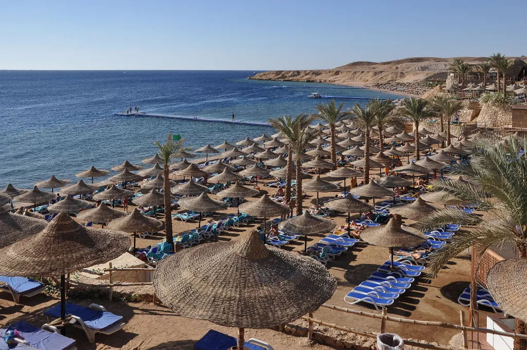 Neujahr in Scharm el-Scheich: palmengesäumter Strand mit Sonnenschirmen