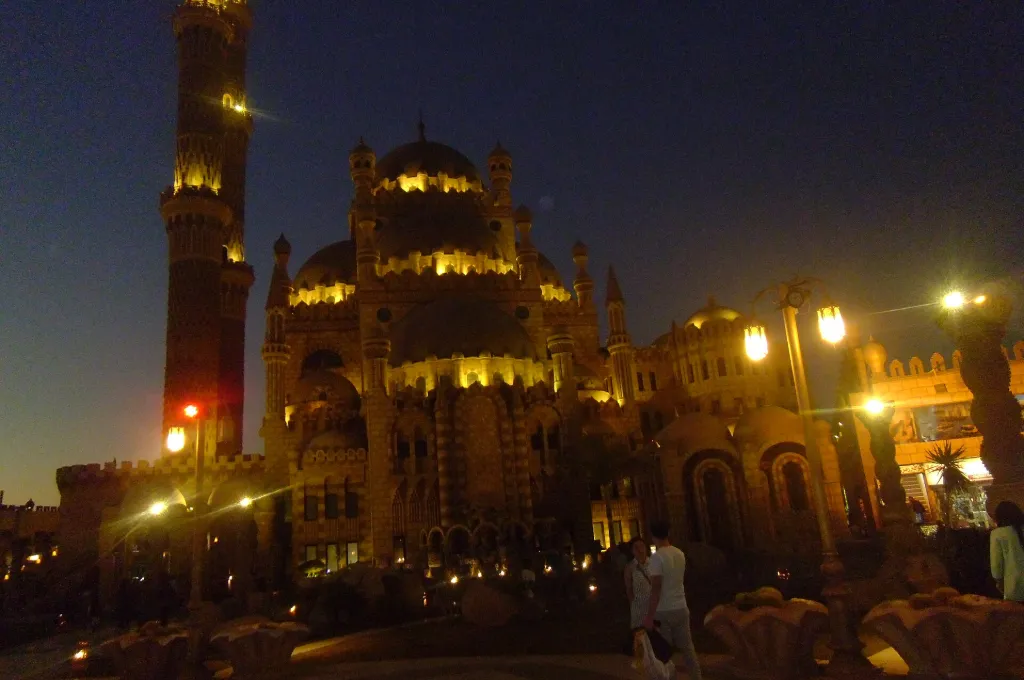 Die Al-Sahaba-Moschee bei Nacht beleuchtet in Scharm el-Scheich