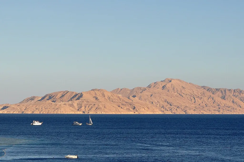 Die Insel Tiran erhebt sich aus dem Roten Meer vor Scharm el-Scheich