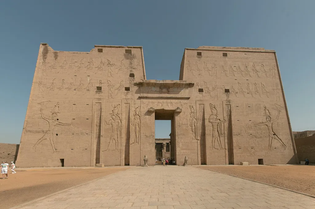 Pylon des Edfu-Tempels, ein klassischer Halt auf einer Nilkreuzfahrt
