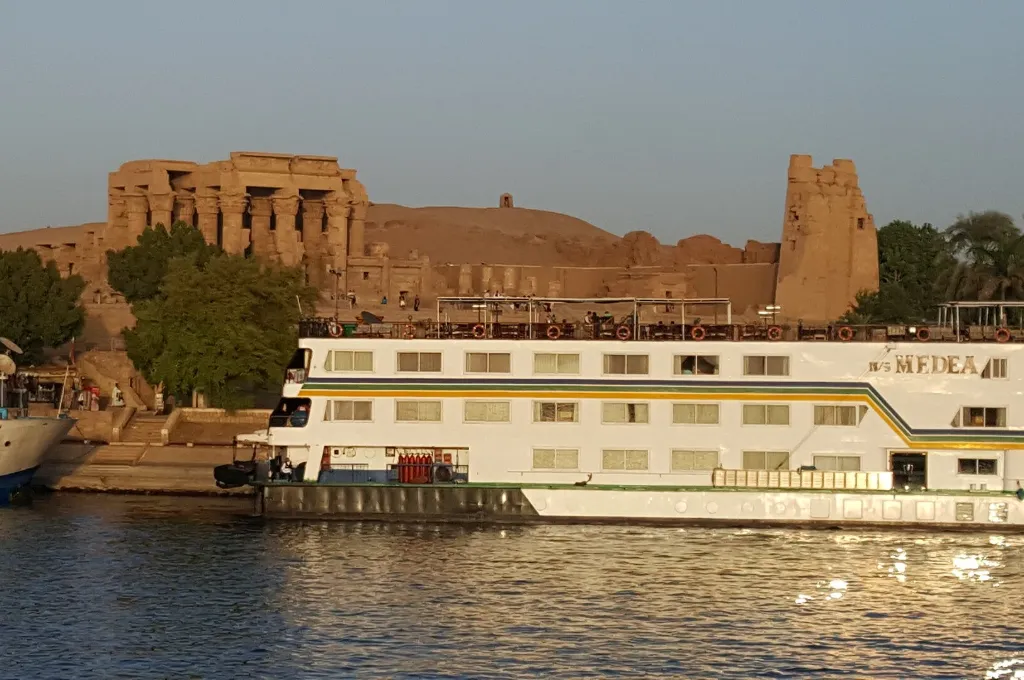 Nilkreuzfahrtschiff am Kom-Ombo-Tempel am Flussufer