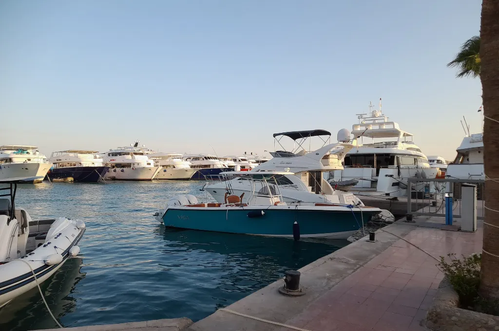 Yachten im Hafen der Hurghada Marina an einem klaren Wintertag
